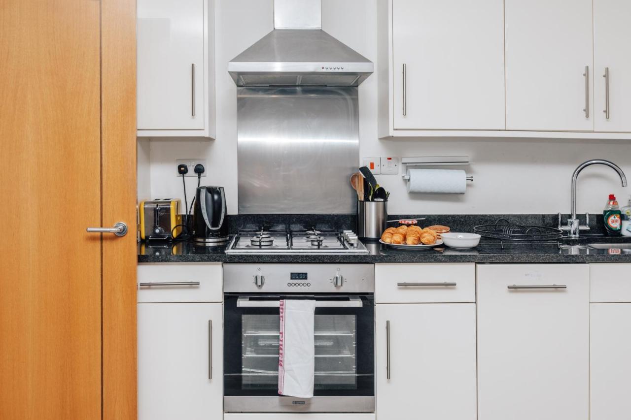Central Modern Flat For 4-6 & Dedicated Parking Henley-on-Thames Extérieur photo